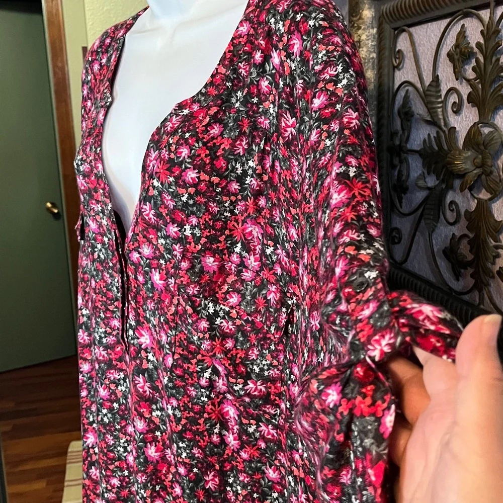 NWT Torrid Harper Top Black/ Red  Floral Convertible Sleeve Sz 5 - Picture 5 of 13